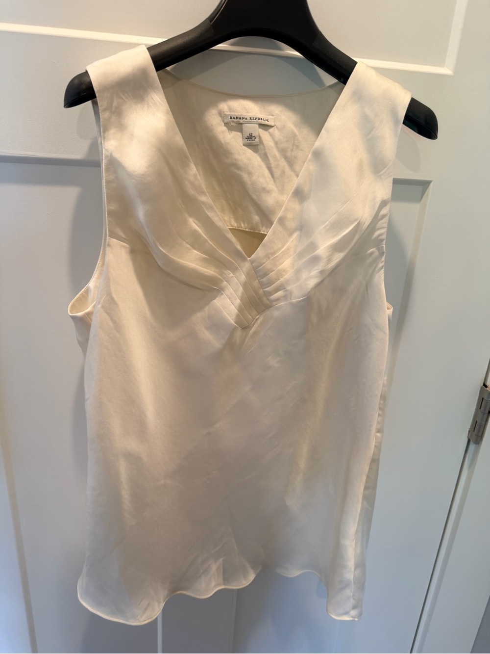 Banana Republic Ivory Pleated V Neck Sleeveless Blouse Top Size 12